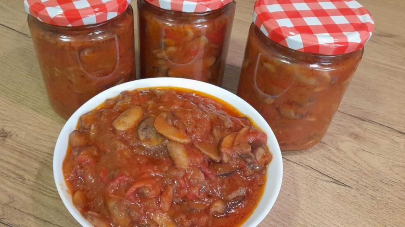 Rețetele Juanitei. Zacuscă de ciuperci. O conservă de toamnă cu gust de pădure. Cea mai bună este din hribi, dar în general se face din „champignon”