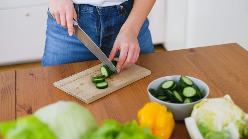 Salată de castraveți: 5 idei răcoritoare pentru vară / Cu un conținut ridicat de apă și o textură crocantă, sunt baza perfectă pentru rețete simple și delicioase