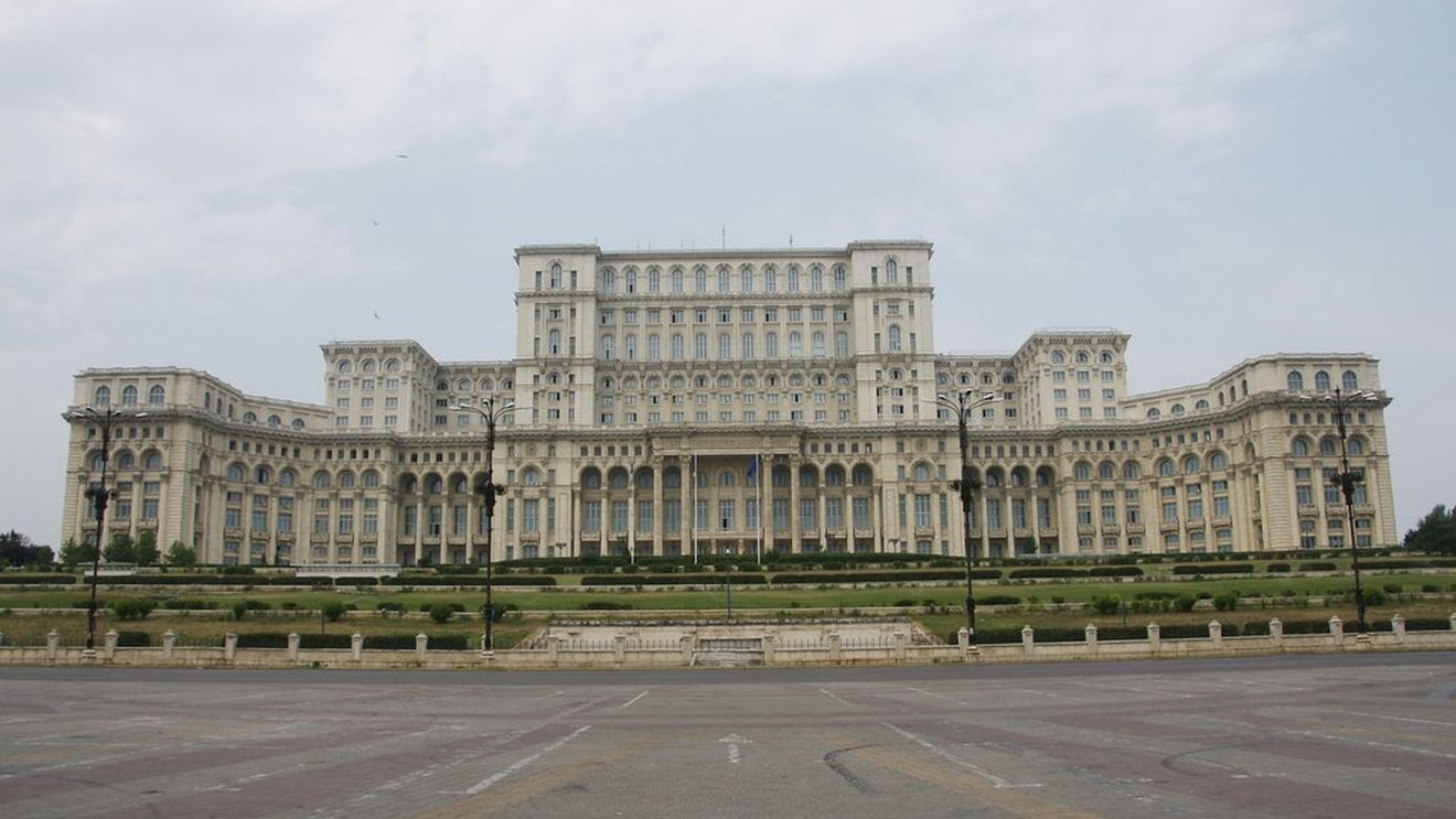 Cazul bărbatului care a provocat un incendiu la Palatul Parlamentului: Individul a dat foc mai întâi la tejgheaua unui bar din clădire