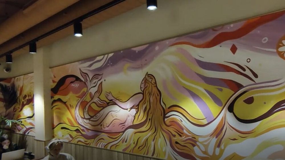 Sirena cu două cozi, logo-ul Starbucks, are mai mult de 50 de ani și a suferit modificări de design, fără a fi nicidată înlocuită pe paharele acestui celebru lanț de cafenele/ Care e legătura între Starbucks și romanul Moby Dick