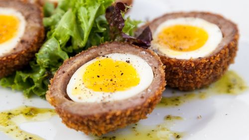 Un ou fiert într-o chiftea? Este ceea ce englezii numesc scotch eggs. Pot fi servite simple la micul dejun, sau cu o garnitură vegetală la prânz sau la cină. Merg preparate și la cuptor sau air fryer
