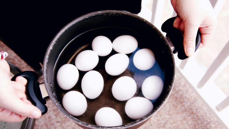 Trucul care promite ouă fierte perfecte poate avea efecte nedorite. Ce se întâmplă dacă înțepi coaja înainte de a le găti
