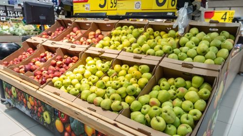 ALERTĂ! Fructe cu pesticide din Egipt, etichetate ca fiind din Grecia. Se aflau pe rafturile unui lanț de hypermarketuri din România / Percheziții în București și în două județe