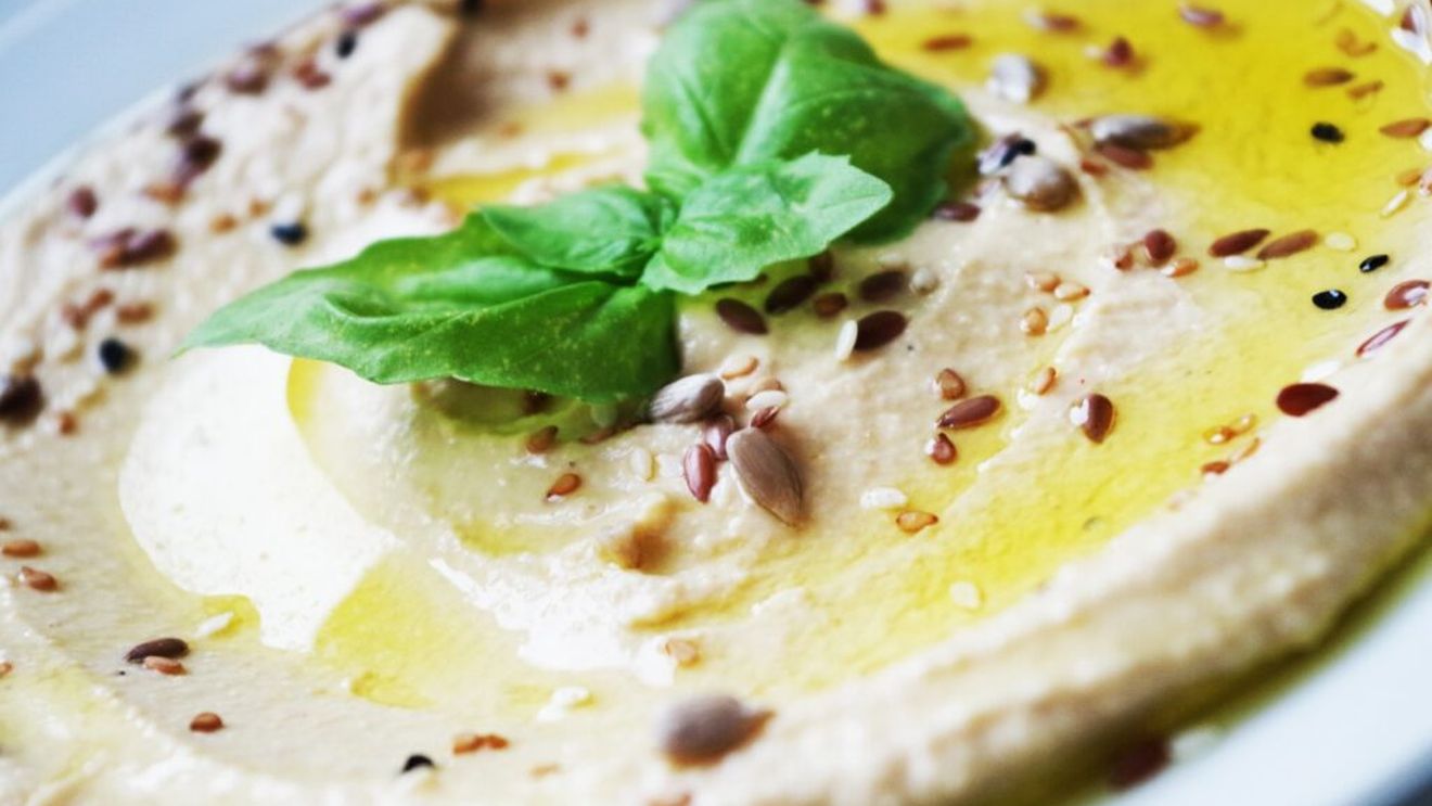 Idee de mic dejun rapid: Lipie cu hummus, avocado și legume proaspete – perfectă de mâncat acasă sau de luat „pachet” la birou