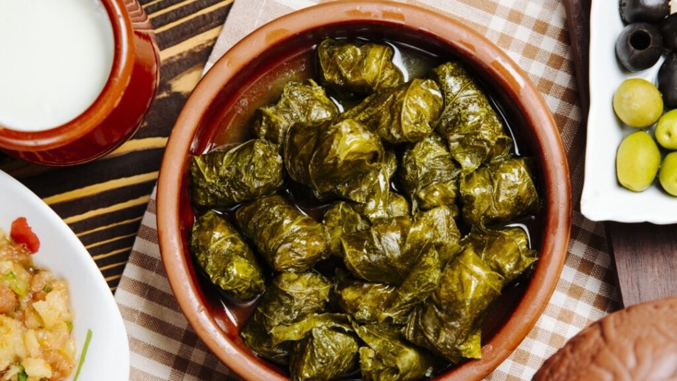 Reportaj BBC: Bunicuțele care au salvat bucătăria tradițională albaneză, care risca să dispară, în contextul emigrării masive din anii '90