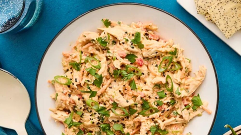 Salată cu pui și legume crocante, un preparat cu sos dulce-picant / Ideală pentru prânz rapid și ușor, dar consistent