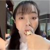 VIDEO „Să mănânci” cu un plastic în gură, trendul periculos de pe rețelele sociale, care promite satisfacerea poftelor alimentare fără a ingera calorii/ Un mod de a slăbi care vine cu riscuri și anxietate