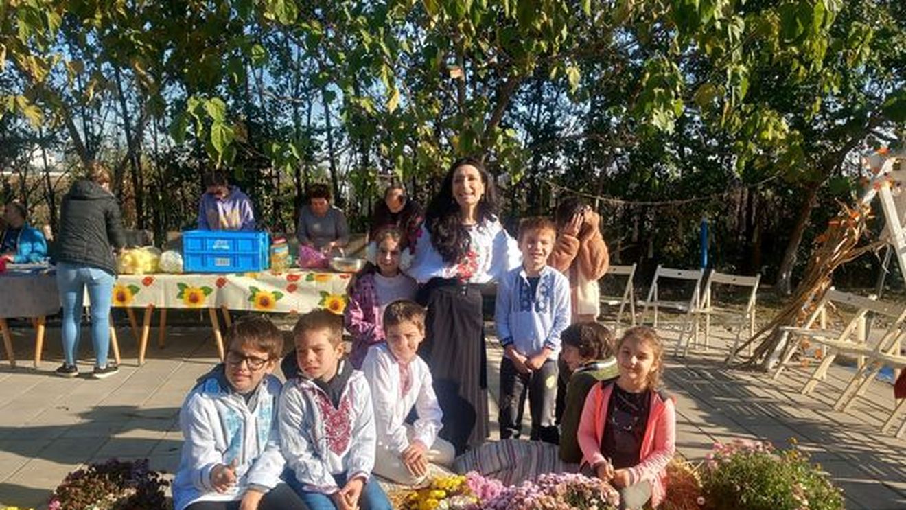 „Sărbătoarea Recoltei” cu pâine caldă, tocană la ceaun și gem de prune gătit pe pirostrie / Toate aceste bunătăți au fost făcute de mâinile elevilor din clasele Waldorf, de la Școala Gimnazială 47, din București