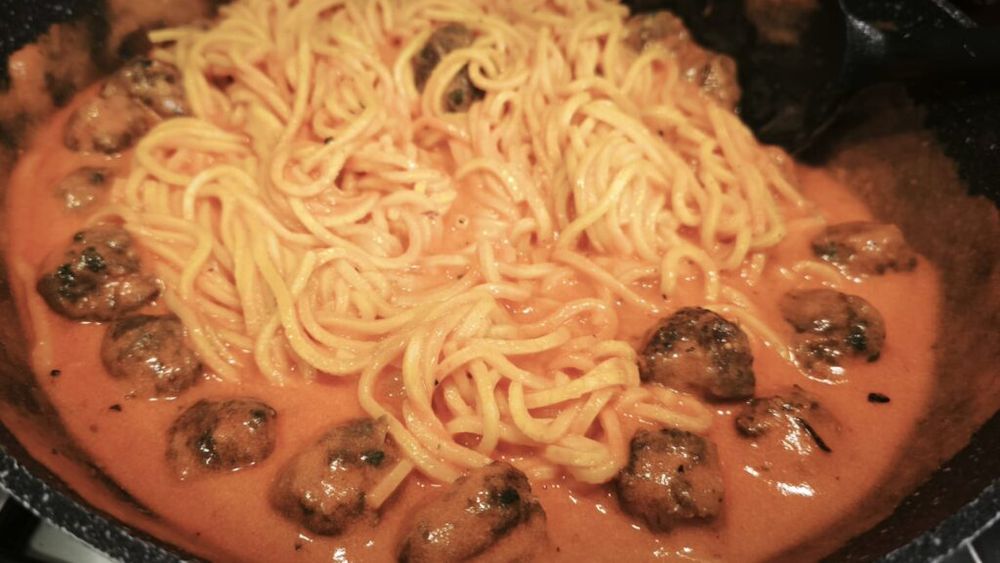 FOTO | Rețetele Juanitei | Paste cu chifteluțe din carne de cârnați/ Soluția eficientă când vrei chiftele, dar te grăbești