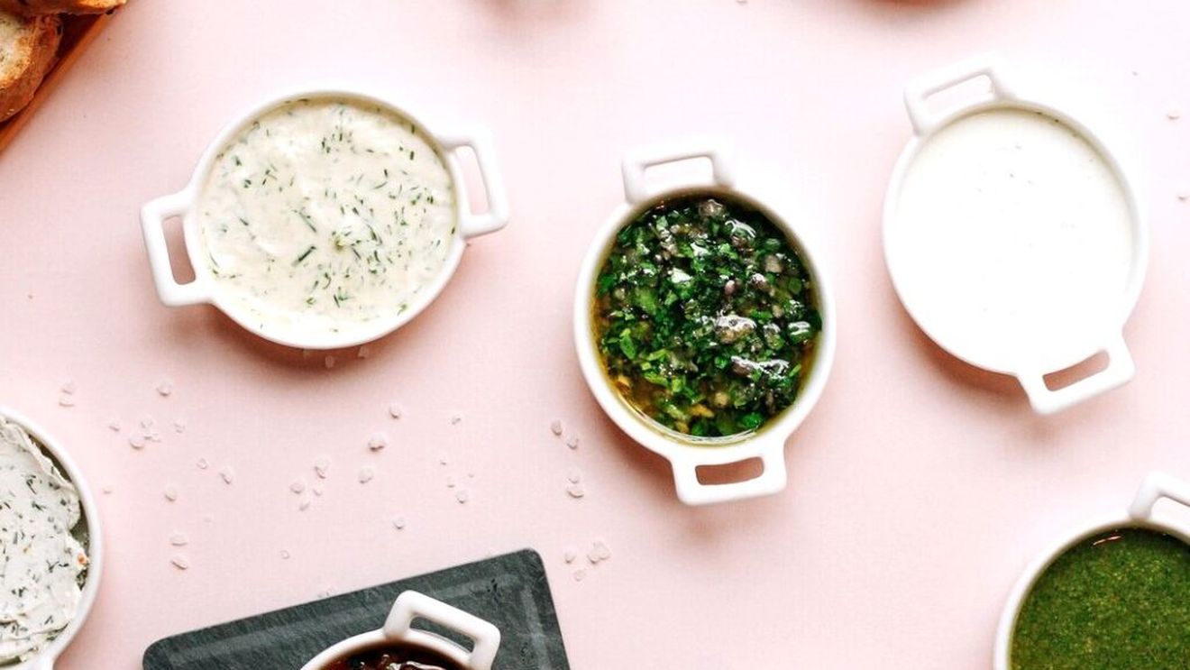 Ce sosuri rapide făcute în casă din ingrediente la îndemână se potrivesc cu carnea pe grătar/ Nu e nevoie neapărat să cumperi sos barbque, ketchup sau maioneză