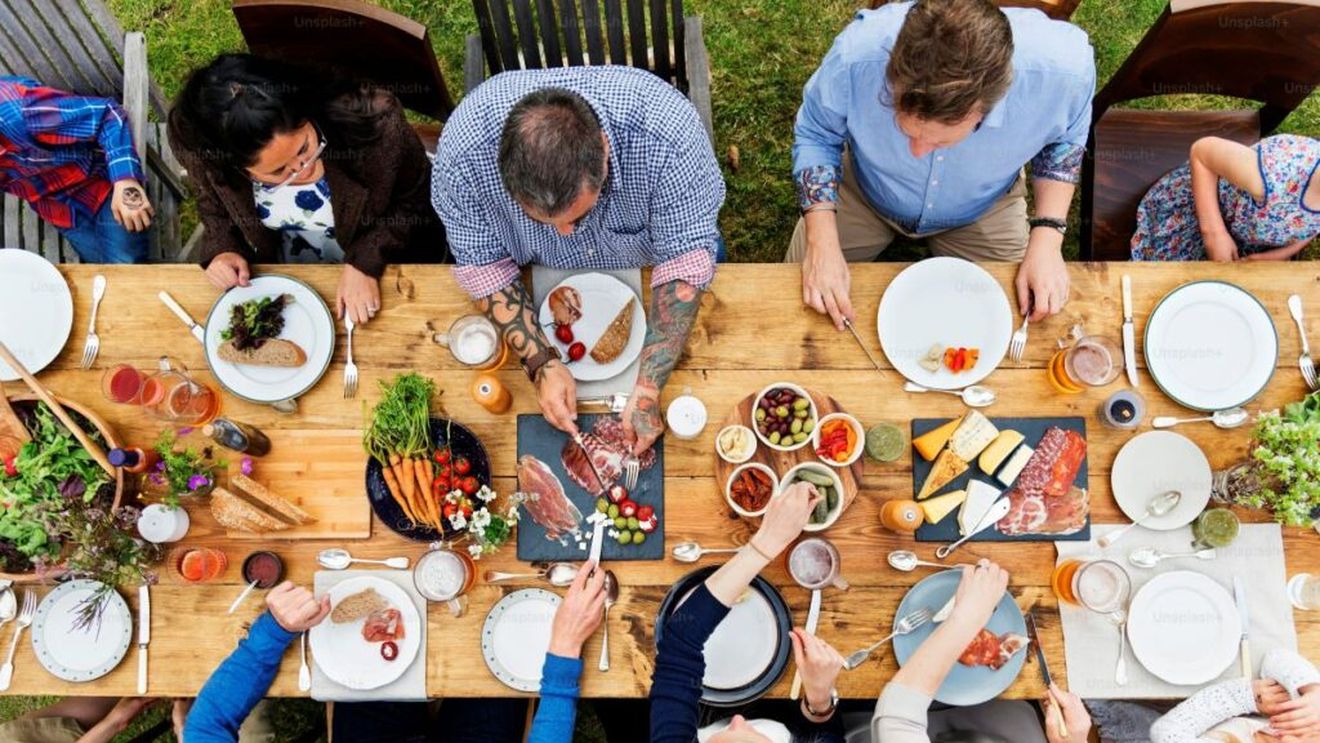 Dieta mediteraneeană înseamnă mult mai mult decât o simplă alegere alimentară: este un stil de viață recunoscut de UNESCO, care pune pe aceeași masă sănătatea, tradiția, ospitalitatea și comunitatea