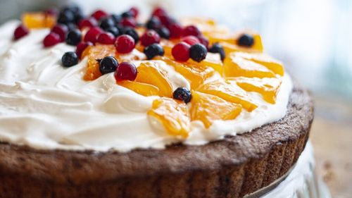 Percheziţii în Prahova într-un dosar de înşelăciune şi fals / Persoane suspecte de fabricarea şi vânzarea de prăjituri fără autorizaţie