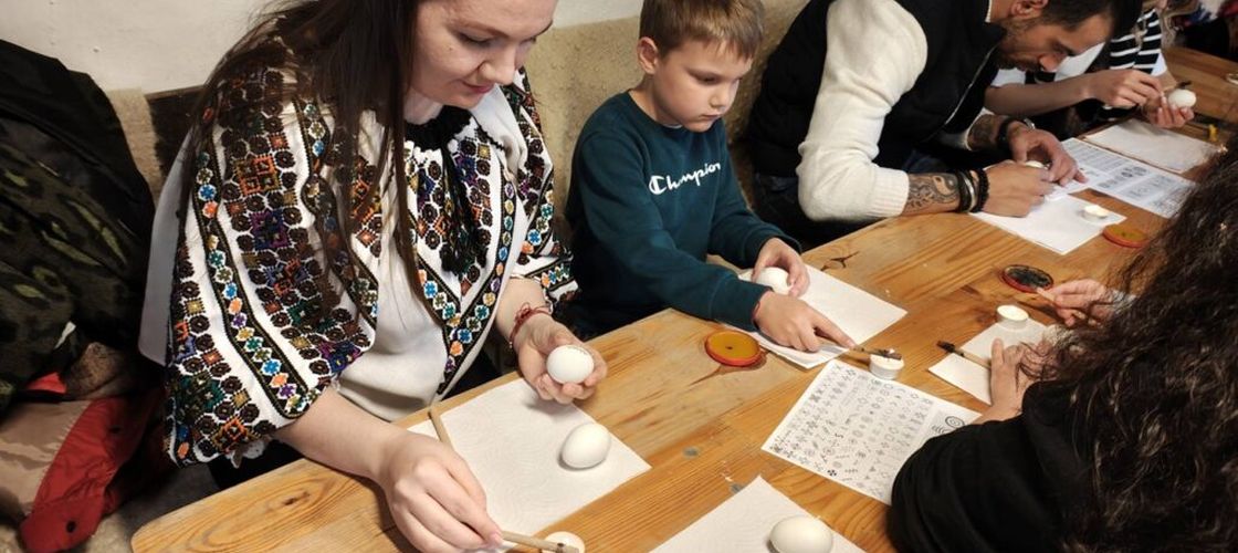 Atelier de „împistrit” ouă, la Muzeul Satului din Baia Mare / Gabriela Filip, muzeograf: „Avem copii de la 5 ani, până la adulți de peste 50. Este o activitate dedicată redescoperirii obiceiurilor și a meșteșugurilor tradiționale”