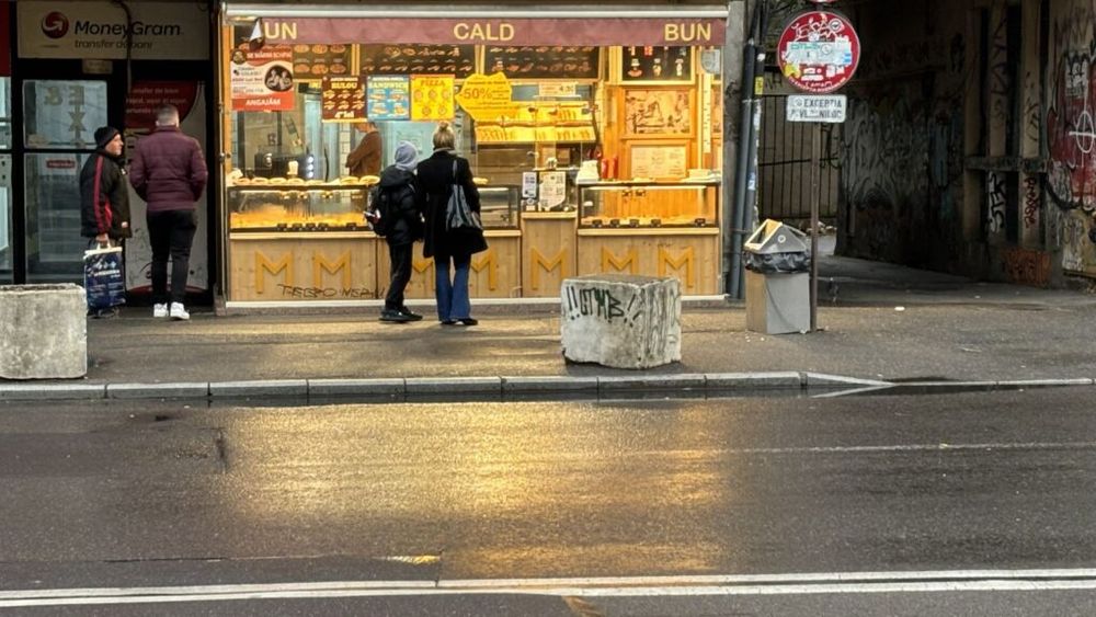 Patiseriile, primele magazine deschise duminica dimineața în Piața Romană din București/ Una din acestea își îmbie clienții cu plăcinte de la 4:30