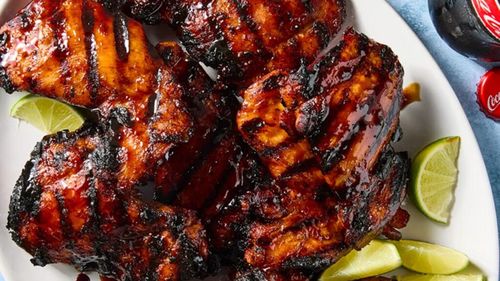 Rețetă inedită pentru grătar: Pui glazurat cu cola, între inspirație asiatică și gust american / Un preparat dulce-picant, cu sos de soia și lime, perfect pentru grătarele de vară