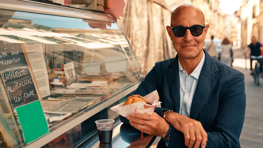 Stanley Tucci în Italia, în timpul filmărilor pentru seria gastronomică „Tucci in Italy”, explorând cultura culinară locală și preparatele tradiționale italieneStanley Tucci în Italia, în timpul filmărilor pentru seria gastronomică „Tucci in Italy”, explorând cultura culinară locală și preparatele tradiționale italiene