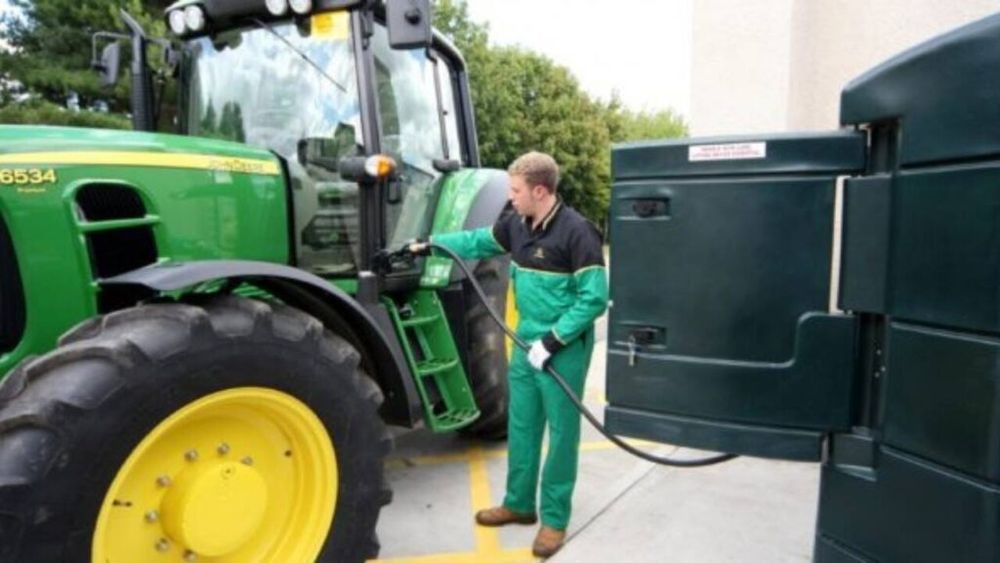 Scumpirea carburanților îi lovește pe fermieri în plină campanie agricolă / În zootehnie, prețul mai mare al carburanților duce la creșterea costurilor pentru furaje