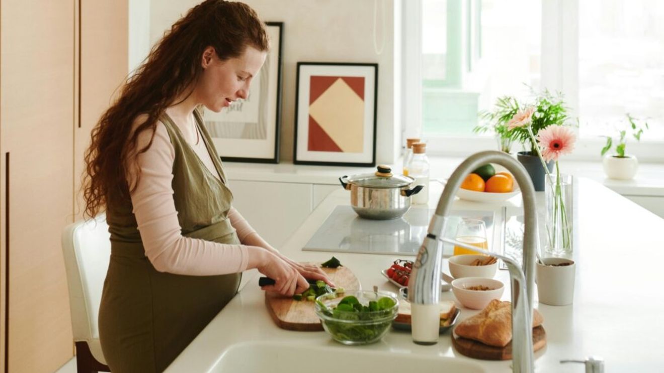 Lipsa anumitor alimente în timpul sarcinii poate crește riscul ca bebelușul să fie intersex/ Dacă mănânci carne roșie, fasole roșie, năut, nuci și legume cu frunze verzi, această malformație congenitală - și nu numai -  poate fi prevenită