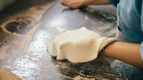 Persoane care lucrau la negru în domeniul alimentației publice, descoperite în București / Amenzi mari date de ITM