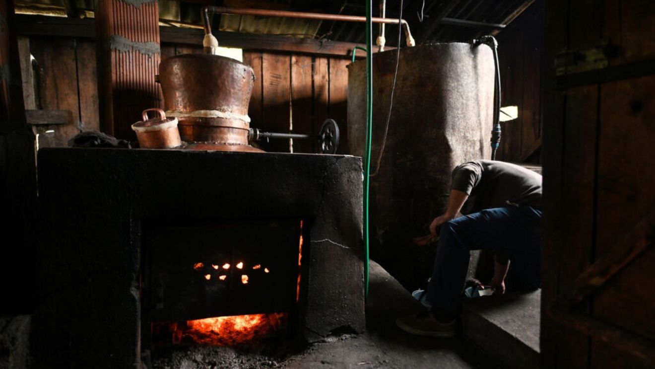 Mâncarea de sub cazanul de pălincă, gastronomie românească de înscris la UNESCO / Tradiția cărnurilor ,,împocălite” / Cornel Achim, proprietar de pălincie: Sunt nenumărate rețete de mâncăruri împachetate pe care le-am experimentat, trudit și desăvârșit