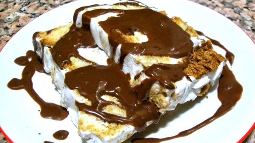 A mai rămas încă niște cozonac de la Paște? O idee originală: tort de înghețată de iaurt și cozonac cu sos cald de ciocolată