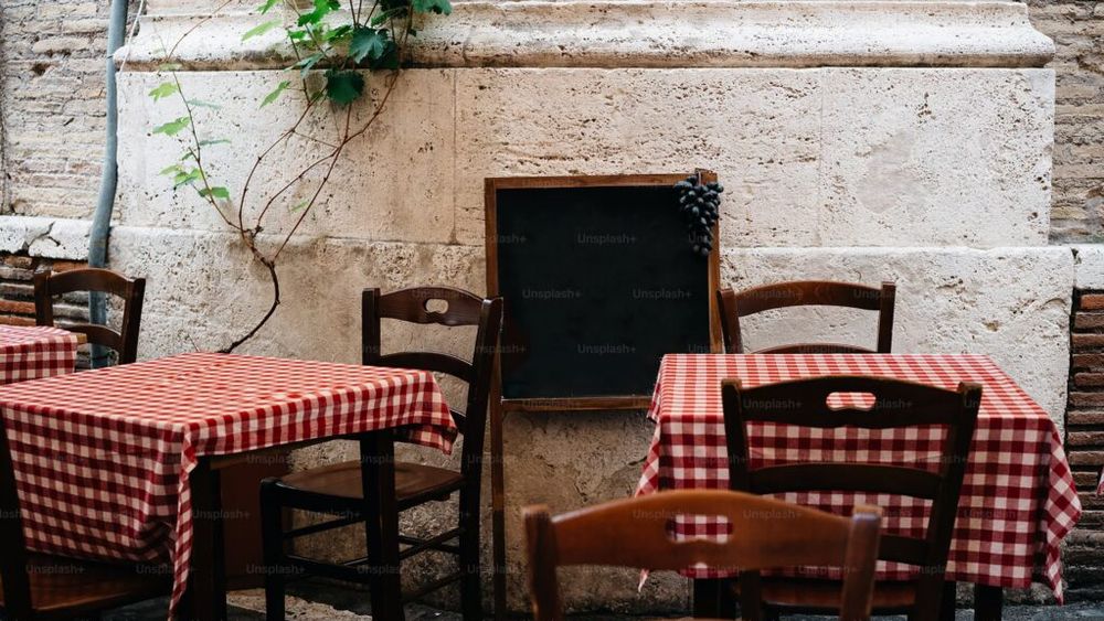 Cum încearcă localuri de tradiție din Italia să se unească pentru a rezista asaltului din partea cui poate oferi o chirie mai mare. Se caută idei de finanțare a locațiilor comerciale mai vechi de 50 de ani