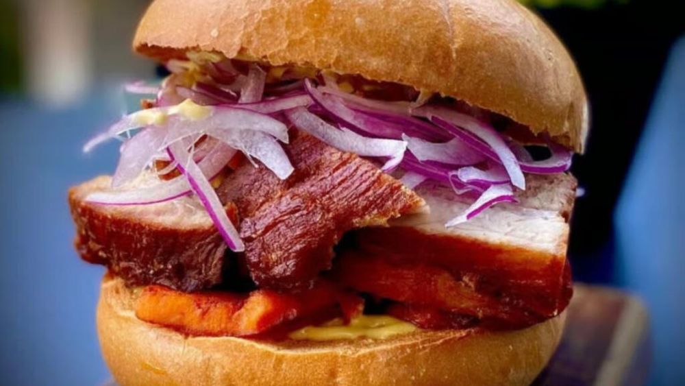 VIDEO | Pan con chicharrón, sandwich-ul cu jumări din piept de porc a câștigat „Campionatul Mondial al Micului dejun”/ Peste 25 de milioane de persoane din întreaga lume au votat în această competiție/ Rețeta acestui preparat la modă