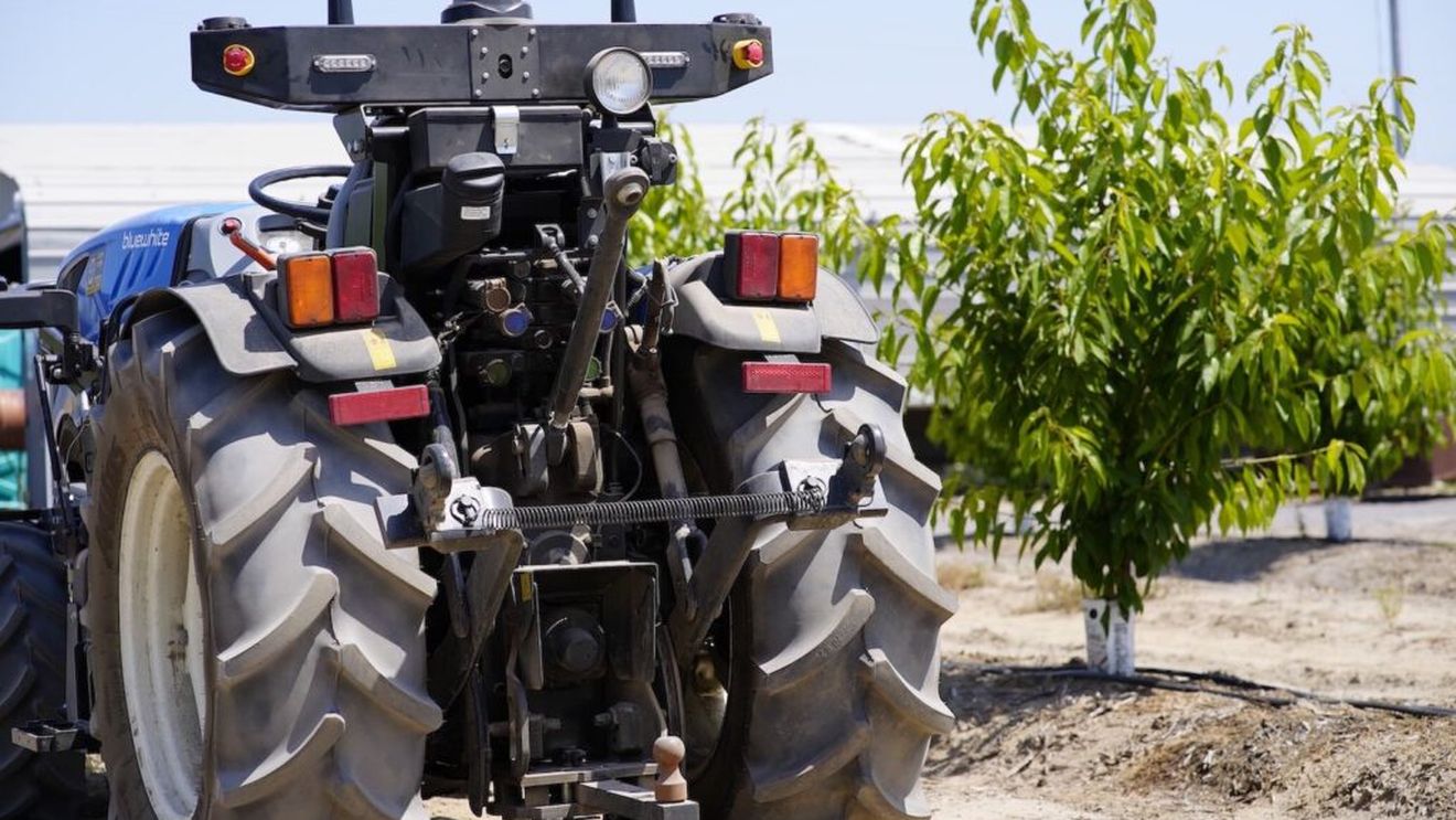 Un startup transformă orice tractor agricol în vehicul autonom / Există o criză mondială de tractoriști / Soluția, bună pentru fermele care dețin multe tractoare convenționale