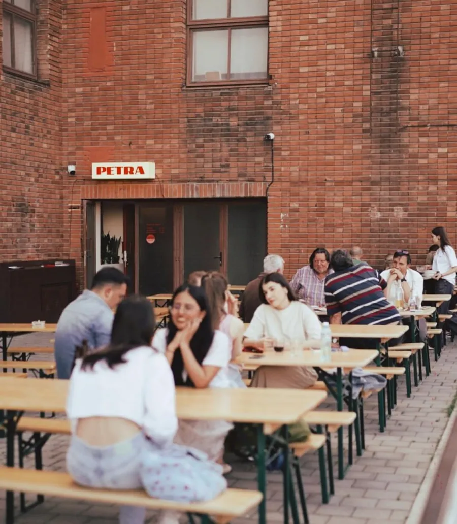 Terasa-restaurantului-Petra-Obor