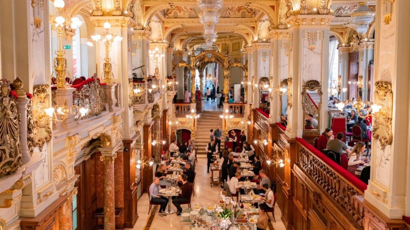 FOTO | Istoria boemă a New York Café din Budapesta, considerată „cea mai frumoasă cafenea din lume” / Cât costă o cafea cu foiță de aur în celebrul local din Ungaria