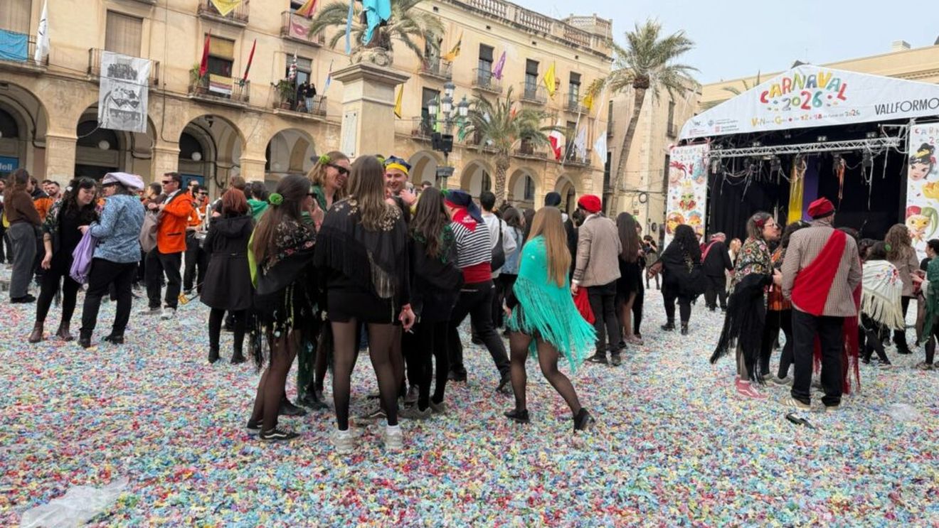VIDEO | Orașul acoperit de bomboane și bezele/ Carnavalul vine în orașul meu din Spania, nu doar cu muzică și străzi pline de oameni, ci și cu un război al dulciurilor