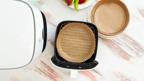 Cum putem spori potențialul și practicitatea unui air fryer adăugând înăuntru hârtie de copt