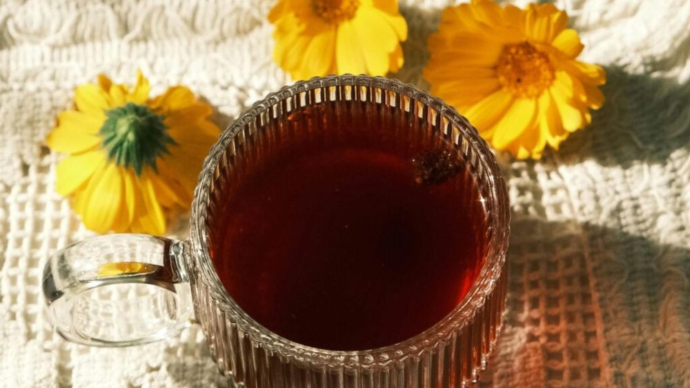 Șase beneficii nebănuite ale ceaiului de gălbenele / Inclus în rutina ta zilnică, acest ceai îți crește imunitatea, te relaxează, îți face pielea frumoasă și ameliorează durerile menstruale