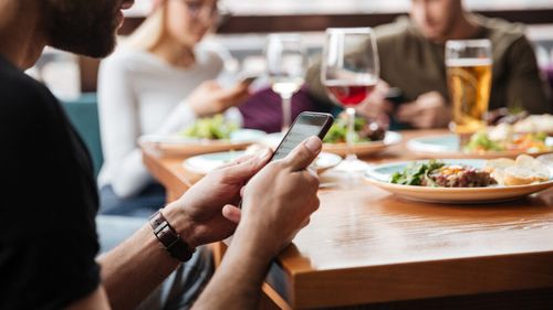 Restaurantul din Bangkok unde telefoanele sunt interzise la masă / Gaggan Anand vrea să păstreze surpriza din farfurie