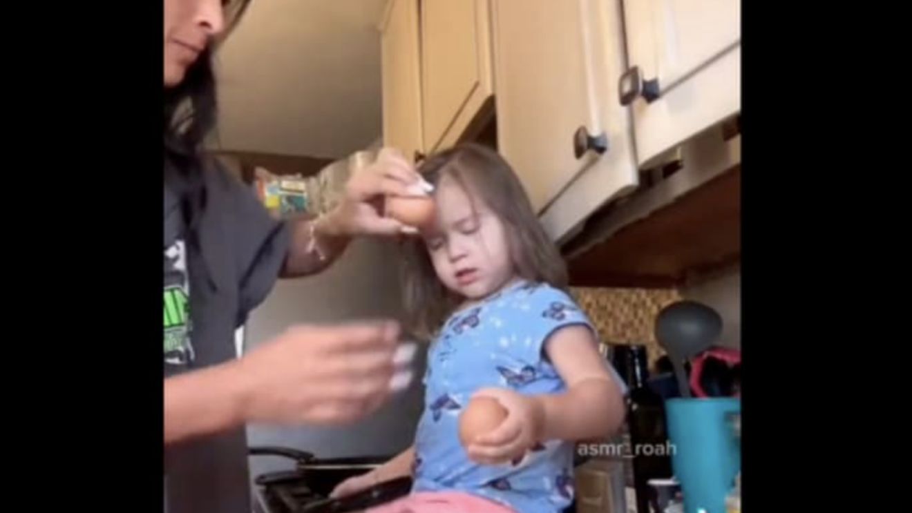 Amendă de 1.800 de euro pentru o mamă din Suedia care a spart un ou de capul fiicei sale / Totul a pornit de la o „provocare” pe TikTok