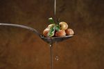 O lingură de ulei de măsline pe zi: Ce se întâmplă în organism dacă îl consumi zilnic / Care este cantitatea recomandată, potrivit nutriționiștilor