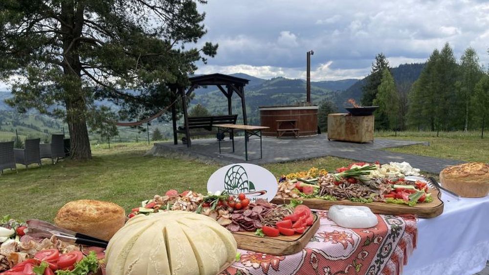 Un nou Punct Gastronomic Local, deschis în județul Bistrița Năsăud: „Totul este gătit din ingrediente locale, multe chiar din ferma proprie. Sunt gusturi desăvârșite care spun povestea unei lumi în care timpul parcă stă în loc”