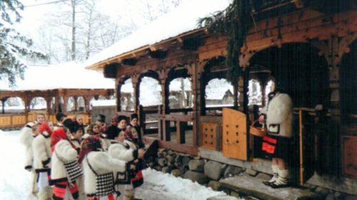 VIDEO | Boboteaza și tradițiile românești / Copiii merg cu „Chiraleisa” sau „Chiralexa-i” / Etnolog: „Gospodina le oferă daruri, aceleași care sunt oferite și colindătorilor: mere, nuci, colaci”