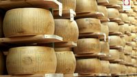 Credit cu parmezanul: O bancă din Italia acceptă roți de Parmigiano Reggiano drept garanție