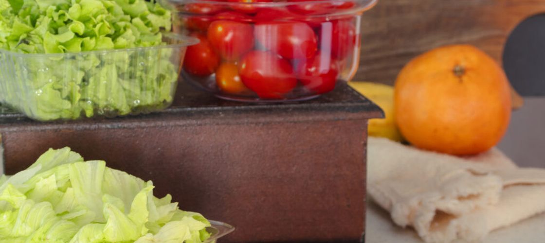 4 fructe și legume pe care specialiștii recomandă să nu le cumperi gata tăiate / Riscurile ascunse ale produselor preambalate