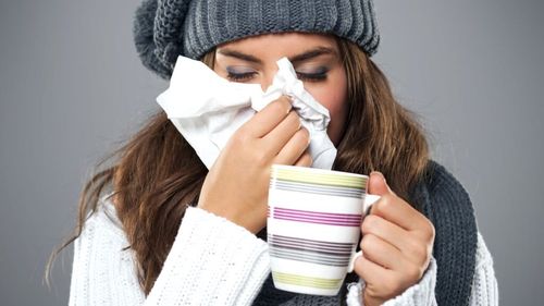 Ajută cu adevărat ceaiul sau laptele cald cu miere când simți că te ia răceala? Nutriționist: „Nu există alimente care să poată preveni afecțiunile sezonului rece”