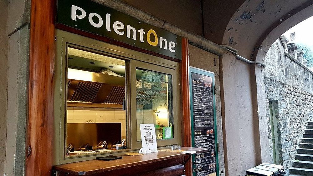 VIDEO Mămăligă la dozator, o nouă modă în Italia: Când transformi porecla în renume și folosești produsele locale pentru a crea un sistem fast food alternativ