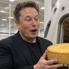 Ce aliment frațuzesc a ajuns în spațiu/ Elon Musk a sugerat că la bordul SpaceX se află o ”încărcătură secretă”, într-un cilindru metalic inscripționat cu mesajul „Top Secret”