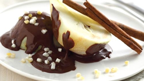 Ceva dulce. Pere în sos de ciocolată, un desert rafinat și dietetic. Folosim fructe de sezon, ideale și pentru combinații dulci, și sărate