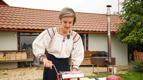 FOTO | Cetera și omul bun – poveștile micilor producători din Maramureș (Ep.4) / Răstăuţe în culorile grădinii şi-o poveste din copilărie devenită afacere de succes