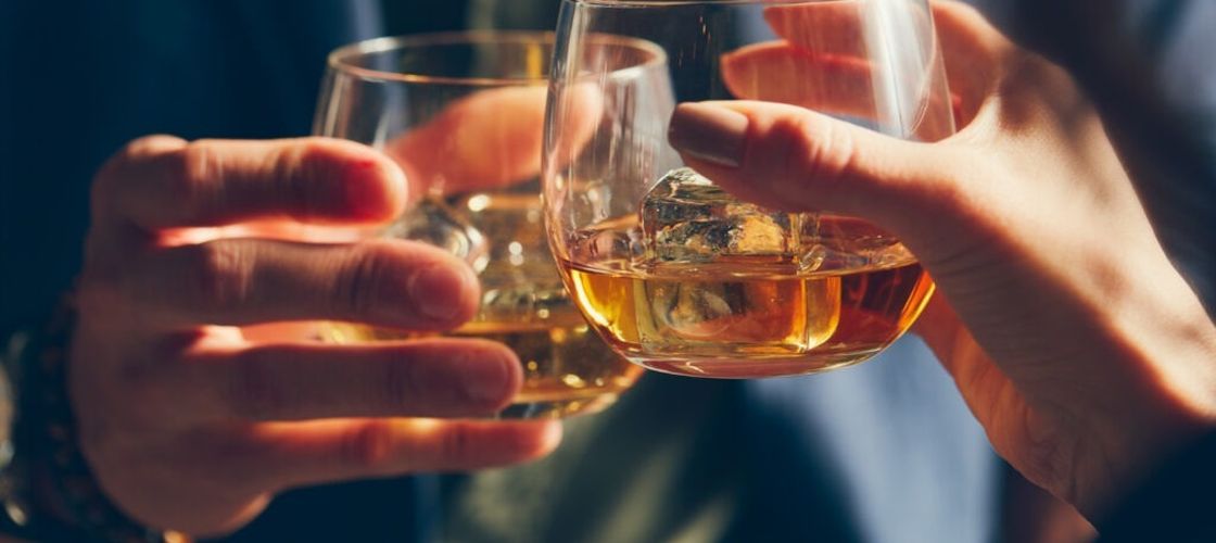 Ce beau românii la prima întâlnire: Vinul și cocktailurile înlocuiesc berea, iar 4 din 10 aleg să nu consume alcool