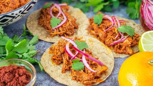 Tacos sau tortilla umplute cu carne de porc pibil/ Carnea se gătește slow pentru a fi foarte fragedă
