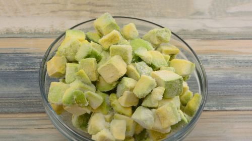Cum să congelezi un avocado / Opțiunea cea mai bună este să-l faci piure sau să-l tai în jumătate ori cuburi