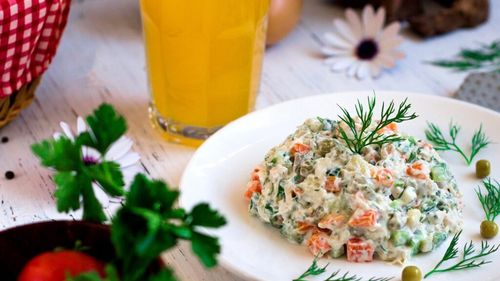 Salata de boeuf, sarmalele şi pasca sau drobul de miel conduc în topul comenzilor de Paşte / Vânzările se triplează în această perioadă