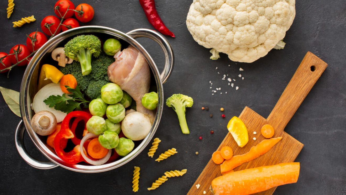 ABC în bucătărie: Cum gătești legumele ca să păstrezi cât mai mulți nutrienți. Fierberea, gătirea la abur și coacerea la cuptor nu au efecte egale